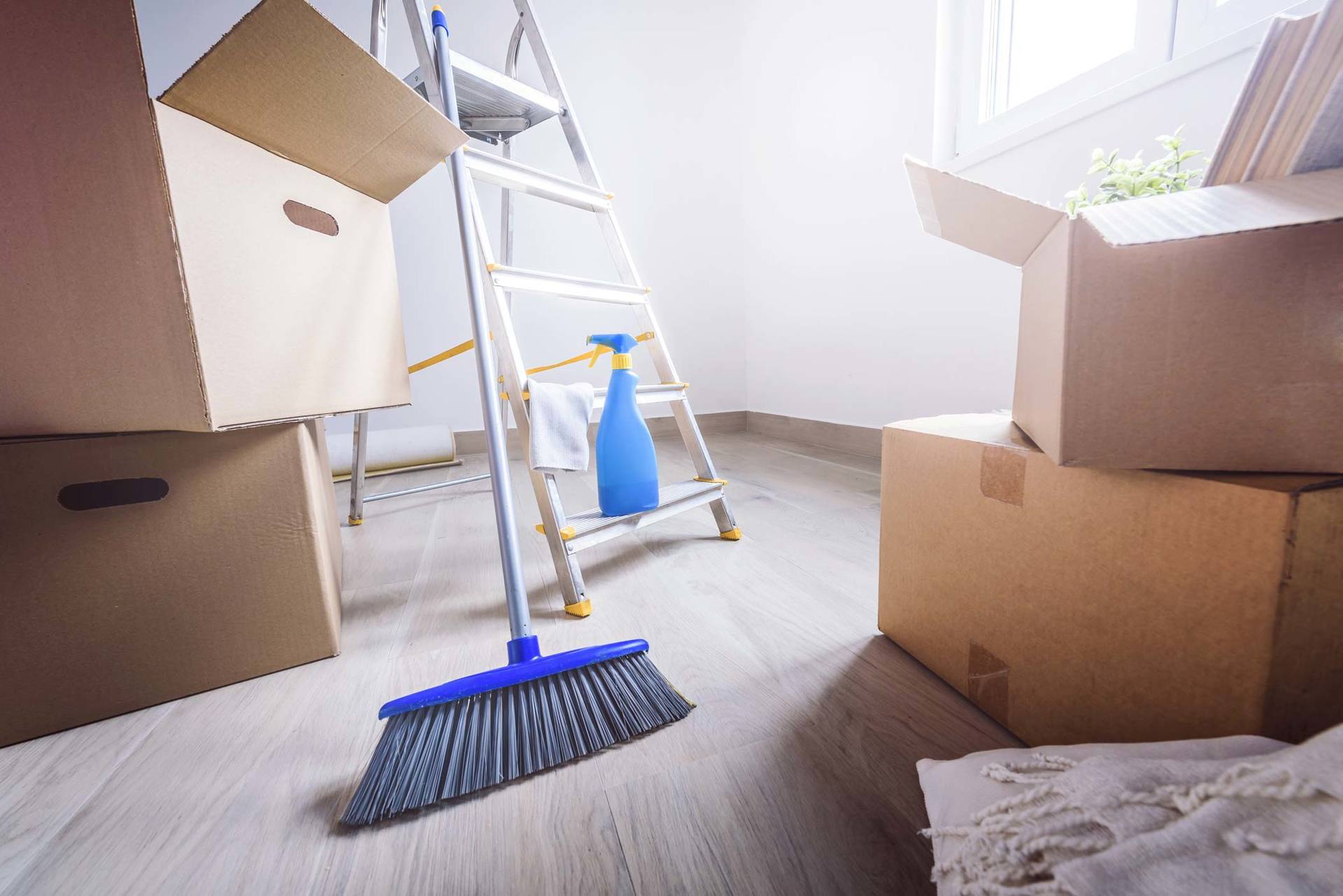 web_Emptyroomfullofcardboardboxesandcleaningthingsformovingintoanewhome.jpg